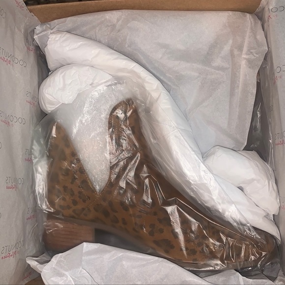 New in box Matisse suede cutout booties - Picture 6 of 6